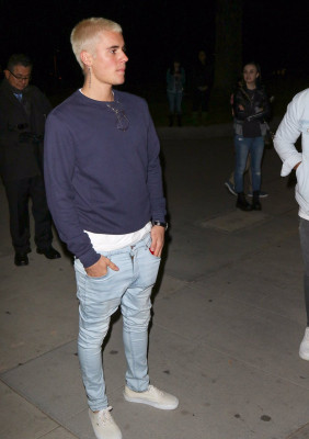 26.02 | Justin Bieber é fotografado em Beverly Hills, na Califórnia