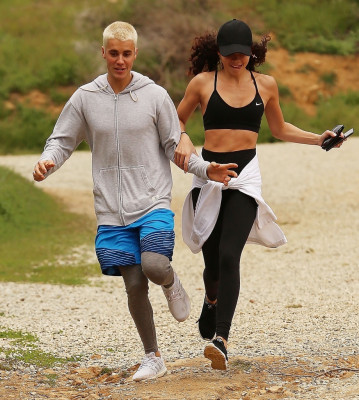 26.02 | Justin Bieber e Ashley Moore fazendo caminhada em Los Angeles, CA