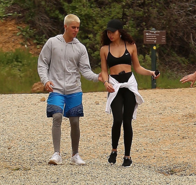 26.02 | Justin Bieber e Ashley Moore fazendo caminhada em Los Angeles, CA