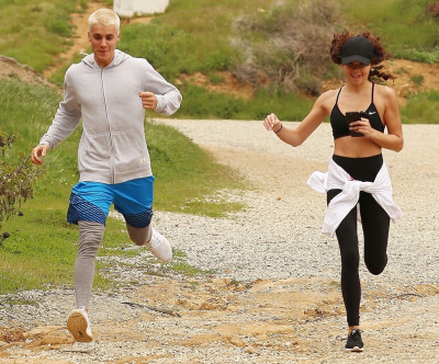 26.02 | Justin Bieber e Ashley Moore fazendo caminhada em Los Angeles, CA