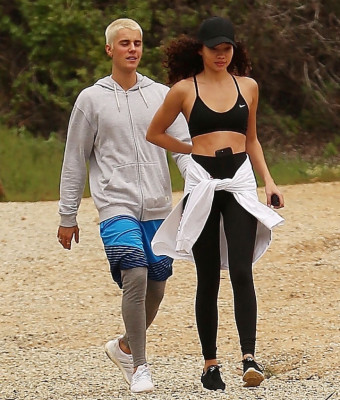 26.02 | Justin Bieber e Ashley Moore fazendo caminhada em Los Angeles, CA