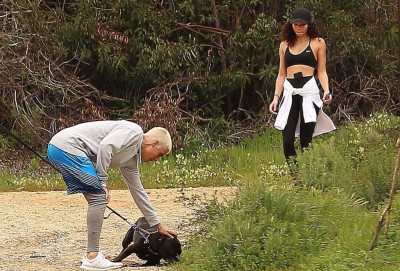 26.02 | Justin Bieber e Ashley Moore fazendo caminhada em Los Angeles, CA