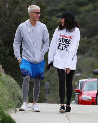 26.02 | Justin Bieber e Ashley Moore fazendo caminhada em Los Angeles, CA