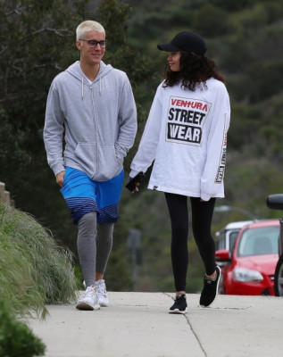 26.02 | Justin Bieber e Ashley Moore fazendo caminhada em Los Angeles, CA