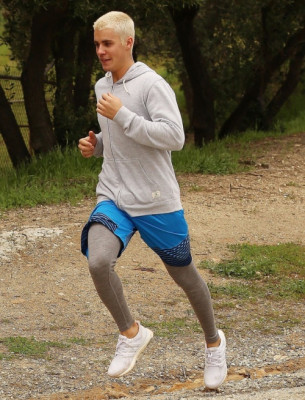 26.02 | Justin Bieber e Ashley Moore fazendo caminhada em Los Angeles, CA