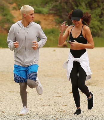 26.02 | Justin Bieber e Ashley Moore fazendo caminhada em Los Angeles, CA