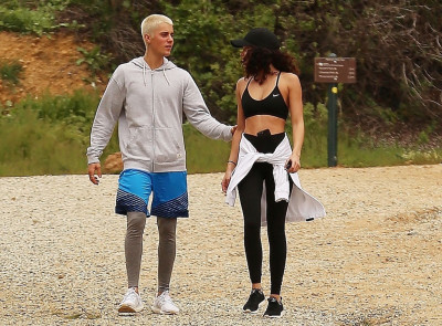26.02 | Justin Bieber e Ashley Moore fazendo caminhada em Los Angeles, CA