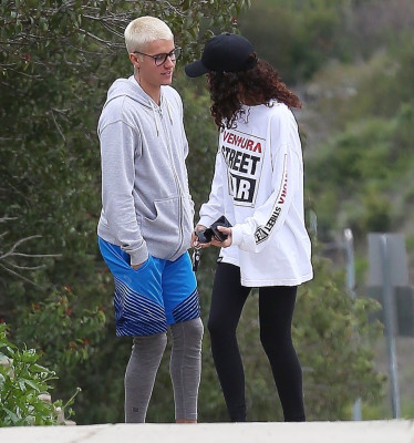 26.02 | Justin Bieber e Ashley Moore fazendo caminhada em Los Angeles, CA
