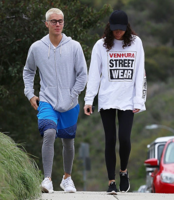 26.02 | Justin Bieber e Ashley Moore fazendo caminhada em Los Angeles, CA