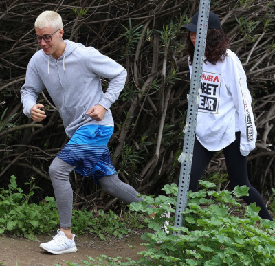 26.02 | Justin Bieber e Ashley Moore fazendo caminhada em Los Angeles, CA
