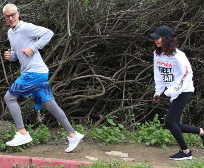 26.02 | Justin Bieber e Ashley Moore fazendo caminhada em Los Angeles, CA