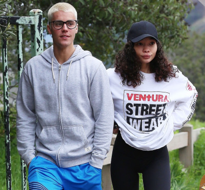 26.02 | Justin Bieber e Ashley Moore fazendo caminhada em Los Angeles, CA