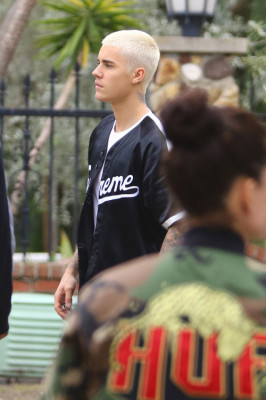 27.02 | Justin Bieber é fotografado em Malibu, CA