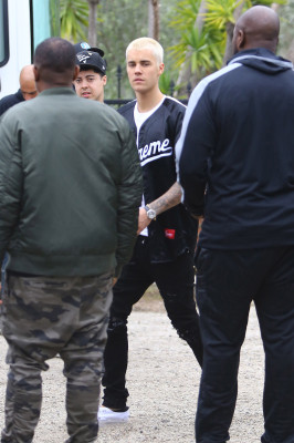 27.02 | Justin Bieber é fotografado em Malibu, CA