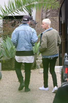 27.02 | Justin Bieber é fotografado em Malibu, CA