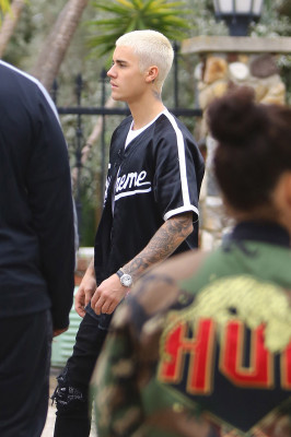 27.02 | Justin Bieber é fotografado em Malibu, CA