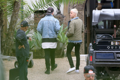 27.02 | Justin Bieber é fotografado em Malibu, CA