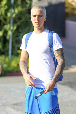 28.02 | Justin Bieber caminhando pelas ruas de Los Angeles, CA