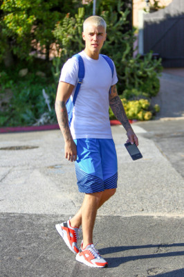 28.02 | Justin Bieber caminhando pelas ruas de Los Angeles, CA