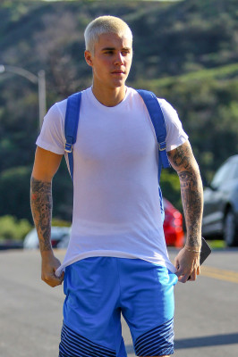 28.02 | Justin Bieber caminhando pelas ruas de Los Angeles, CA