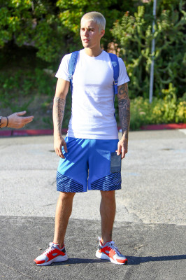 28.02 | Justin Bieber caminhando pelas ruas de Los Angeles, CA