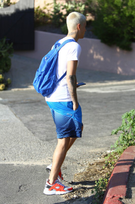 28.02 | Justin Bieber caminhando pelas ruas de Los Angeles, CA