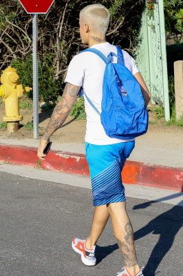 28.02 | Justin Bieber caminhando pelas ruas de Los Angeles, CA