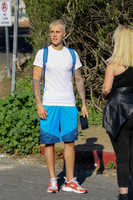 28.02 | Justin Bieber caminhando pelas ruas de Los Angeles, CA