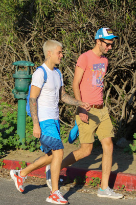 28.02 | Justin Bieber caminhando pelas ruas de Los Angeles, CA