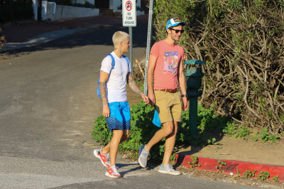 28.02 | Justin Bieber caminhando pelas ruas de Los Angeles, CA