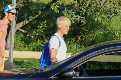 28.02 | Justin Bieber caminhando pelas ruas de Los Angeles, CA