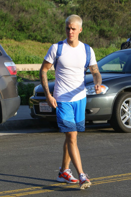 28.02 | Justin Bieber caminhando pelas ruas de Los Angeles, CA