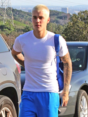 28.02 | Justin Bieber caminhando pelas ruas de Los Angeles, CA