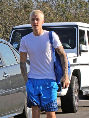 28.02 | Justin Bieber caminhando pelas ruas de Los Angeles, CA