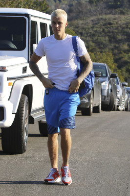 28.02 | Justin Bieber caminhando pelas ruas de Los Angeles, CA
