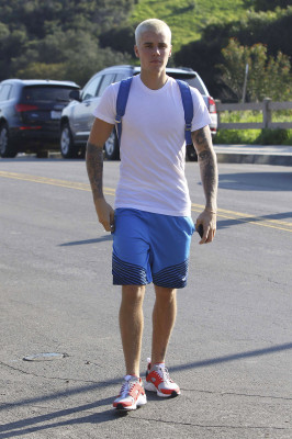 28.02 | Justin Bieber caminhando pelas ruas de Los Angeles, CA