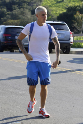 28.02 | Justin Bieber caminhando pelas ruas de Los Angeles, CA