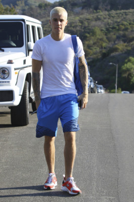 28.02 | Justin Bieber caminhando pelas ruas de Los Angeles, CA