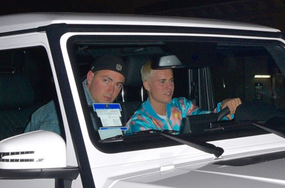 03.01 | Justin Bieber é fotografado deixando o Mastro’s Steakhouse em Beverly Hills, CA