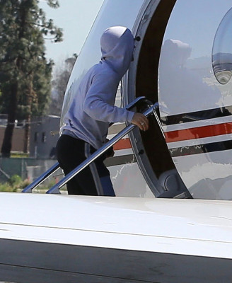 03.01 | Justin Bieber é fotografado no aeroporto em Van Nuys, CA