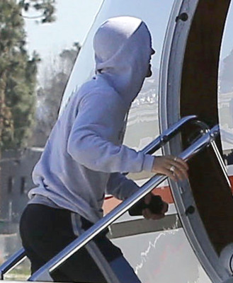 03.01 | Justin Bieber é fotografado no aeroporto em Van Nuys, CA