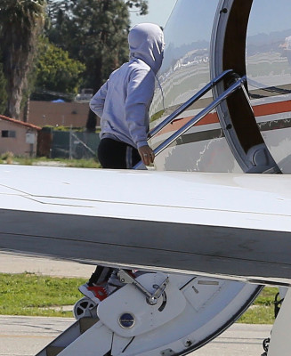 03.01 | Justin Bieber é fotografado no aeroporto em Van Nuys, CA