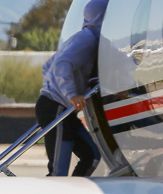 03.01 | Justin Bieber é fotografado no aeroporto em Van Nuys, CA