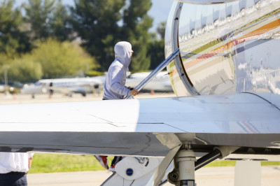 03.01 | Justin Bieber é fotografado no aeroporto em Van Nuys, CA