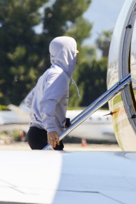 03.01 | Justin Bieber é fotografado no aeroporto em Van Nuys, CA