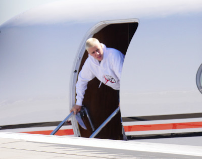 03.01 | Justin Bieber é fotografado no aeroporto em Van Nuys, CA