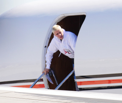 03.01 | Justin Bieber é fotografado no aeroporto em Van Nuys, CA