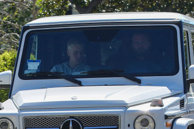 03.01 | Justin Bieber é fotografado em Toluca Lake, CA