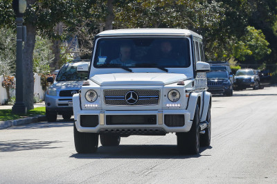 03.01 | Justin Bieber é fotografado em Toluca Lake, CA