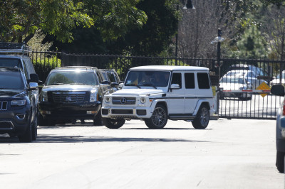 03.01 | Justin Bieber é fotografado em Toluca Lake, CA
